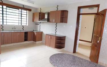 5 Bed House with Swimming Pool at Rosslyn