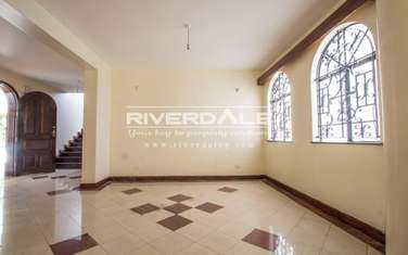 5 Bed Villa with En Suite in Riverside