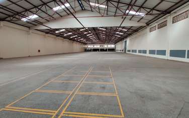35,000 ft² Warehouse with Parking in Industrial Area