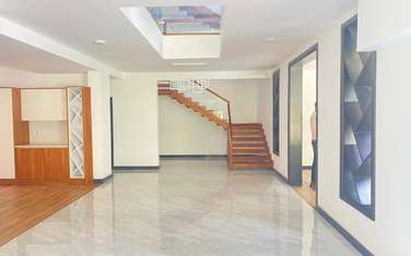 5 Bed Villa with En Suite in Spring Valley