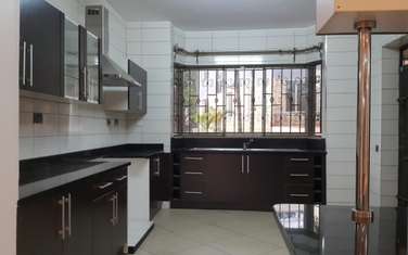 5 Bed House with En Suite in Brookside