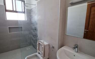 Serviced 3 Bed Apartment with En Suite at Links Road