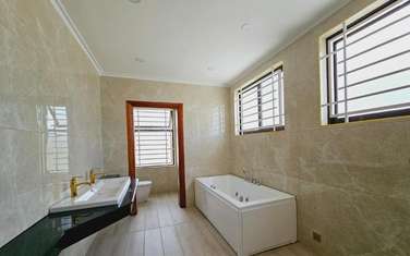7 Bed Townhouse with En Suite in Runda