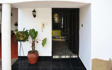 5 Bed Villa with Swimming Pool in Riverside