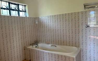 5 Bed House with En Suite in Runda