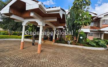 5 Bed Villa with En Suite in Runda