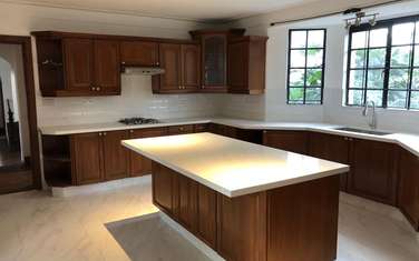 5 Bed House with En Suite in Nyari