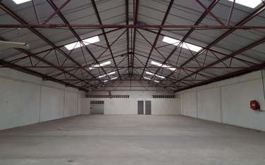 7,000 ft² Warehouse with Parking in Industrial Area