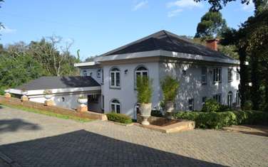 5 Bed House with En Suite in Karen Hardy