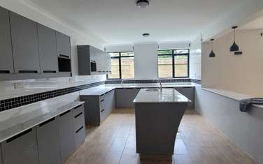 4 Bed House with En Suite in Ridgeways