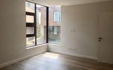 5 Bed Townhouse with En Suite at