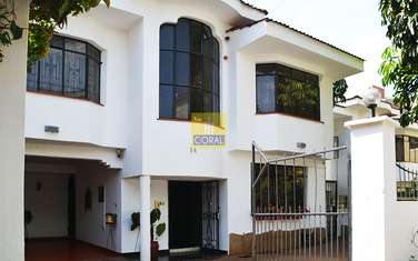5 Bed Villa with Swimming Pool in Riverside