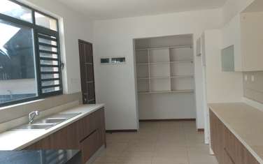 4 Bed House with En Suite in Garden Estate