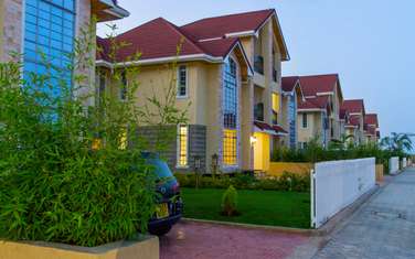 5 Bed Townhouse with En Suite at Namanga Road