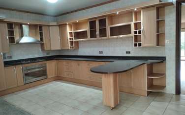 5 Bed Townhouse with En Suite at Near Social Amenities Such As West Gate Mall And Sarit Centre