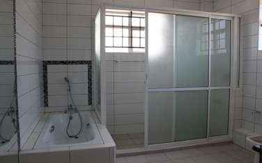 3 Bed Apartment with En Suite in Rhapta Road
