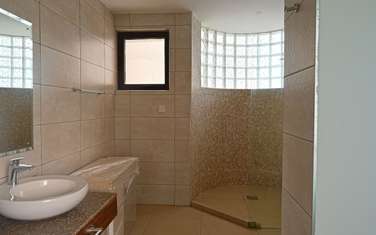 3 Bed Apartment with En Suite in Riverside