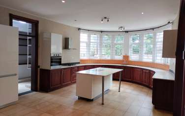 5 Bed House with En Suite at Rosslyn Lone Tree