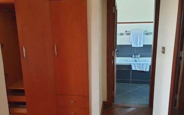 4 Bed House with En Suite in Ridgeways
