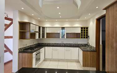 3 Bed Apartment with En Suite at Rhapta Rd