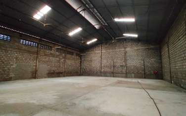 8,500 ft² Warehouse with Parking in Industrial Area