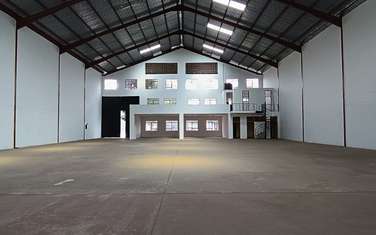 10,000 ft² Warehouse with Parking in Industrial Area