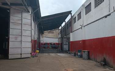 18,105 ft² Warehouse with Parking in Industrial Area