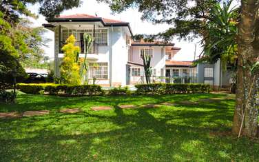 5 Bed Villa with En Suite in Nyari