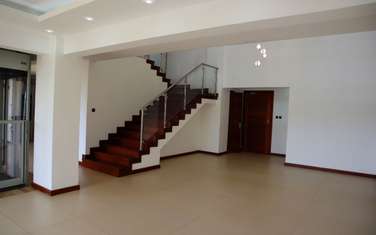 5 Bed Apartment with En Suite in General Mathenge