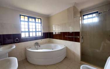 5 Bed Townhouse with En Suite at Near Galleria