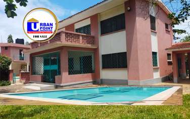 4 Bed House with En Suite at Near Serena Hotel