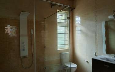 5 Bed House with En Suite in Rosslyn