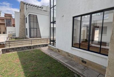 5 Bed Townhouse with En Suite in Lavington - 2
