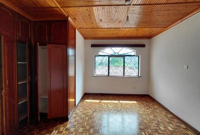 6 Bed House with En Suite in Nyari - 4