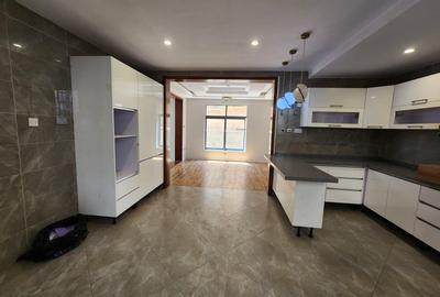 5 Bed Townhouse with En Suite at Lavington - 3