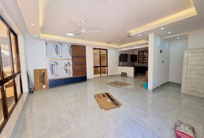 4 Bed Townhouse with En Suite at Coca-Cola - 4