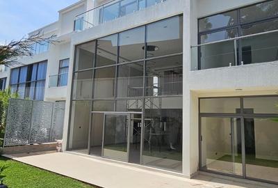 5 Bed Townhouse with En Suite in Lavington - 2