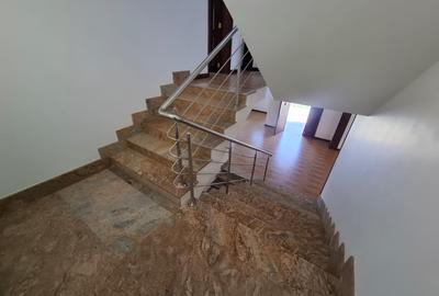 5 Bed House with En Suite in Lavington - 4