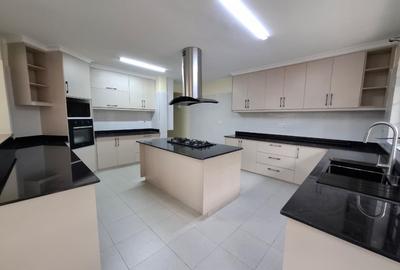 3 Bed House with En Suite at Ridgeways Road - 4