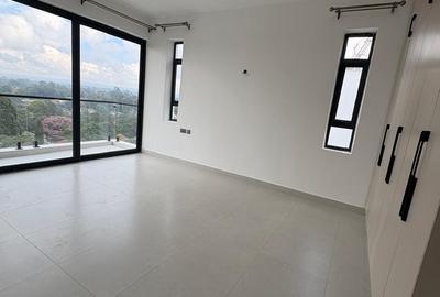 3 Bed Apartment with En Suite in Brookside