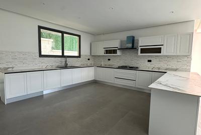 5 Bed Villa with En Suite in Lavington - 4