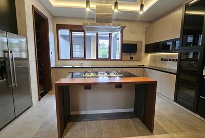 5 Bed House with En Suite at Runda