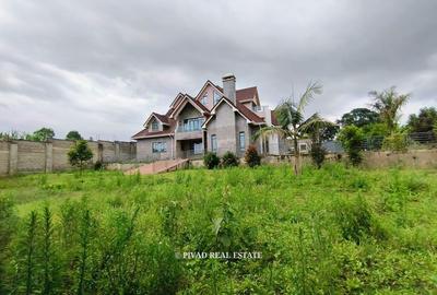 6 Bed House with Garden at Cianda
