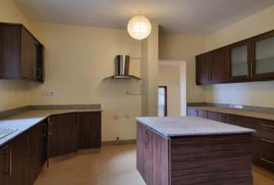 5 Bed Townhouse with En Suite in Kitisuru