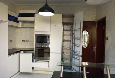 5 Bed Townhouse with En Suite in Lavington - 3