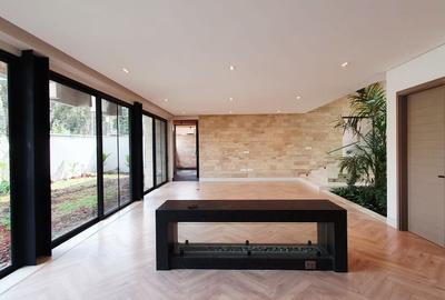 5 Bed Villa with En Suite in Westlands Area - 2