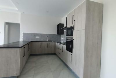 3 Bed Apartment with En Suite at Rhapta Rd