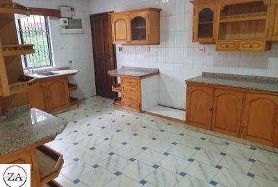 5 Bed House with En Suite at Nyari