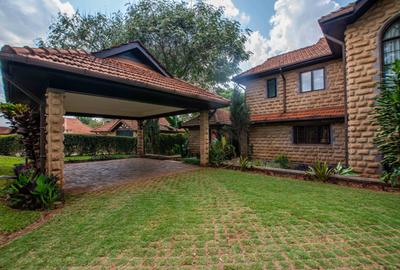 4 Bed Villa with En Suite in Ridgeways