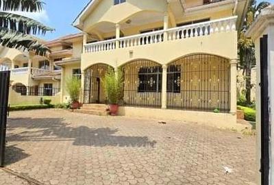 5 Bed House with En Suite at Lavington